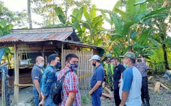 Warga Pangkep Bawa Mortir Temuannya ke Pandai Besi, Minta Dijadikan Parang