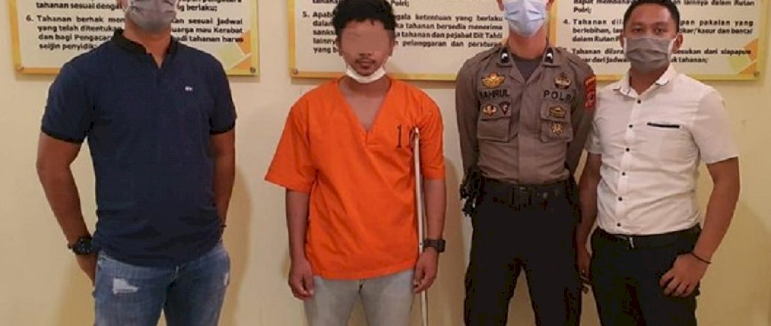 KMA (baju oranye) saat diamankan Tim Cyber Crime Polda Sulsel.