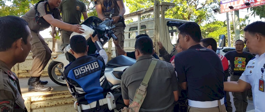Dishub dan Satpol PP Kota Makassar Tertibkan Ratusan Kendaraan Roda Dua