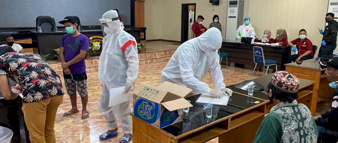 Pihak Polda melakukan rapid test terhadap terduga pelaku pembawa kabur jenazah.