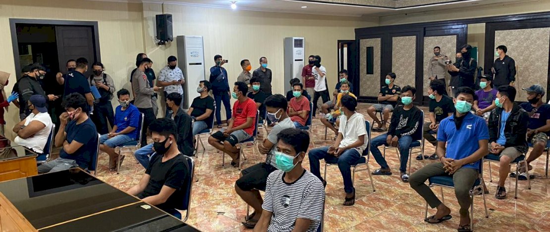 Warga yang diamankan karena mengambil paksa jenazah Covid-19.