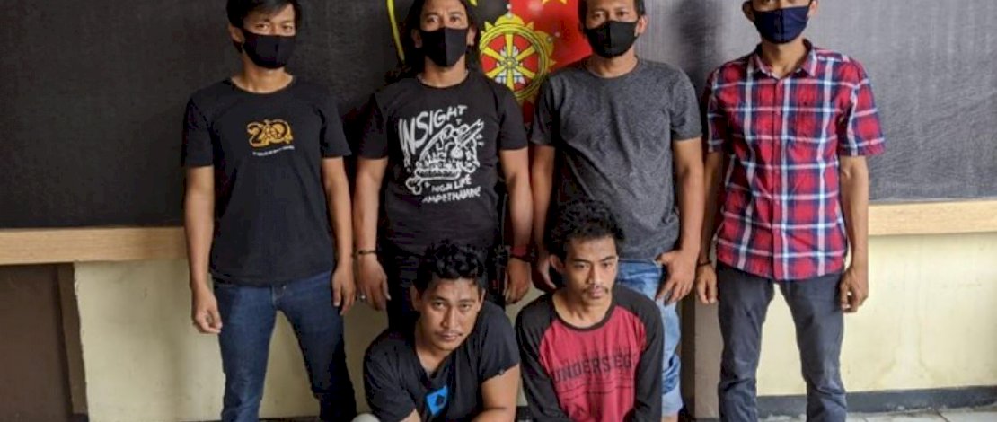 Dua pelaku penganiayaan tentara di Palopo, saat diamankan polisi.