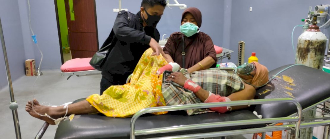 Korban penganiayaan tetangganya, mendapatkan perawatan di RSUD Sinjai.
