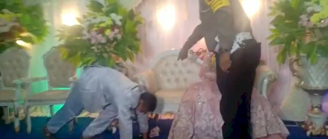 Pengantin dihukum push up karena tak memakai masker. (Sumber: tangkapan layar)