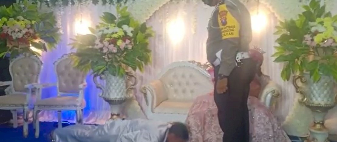Pengantin dihukum push up karena tak memakai masker. (Sumber: tangkapan layar)