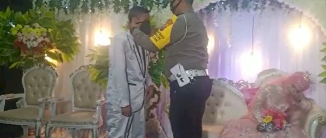 Pengantin dihukum push up karena tak memakai masker. (Sumber: tangkapan layar)