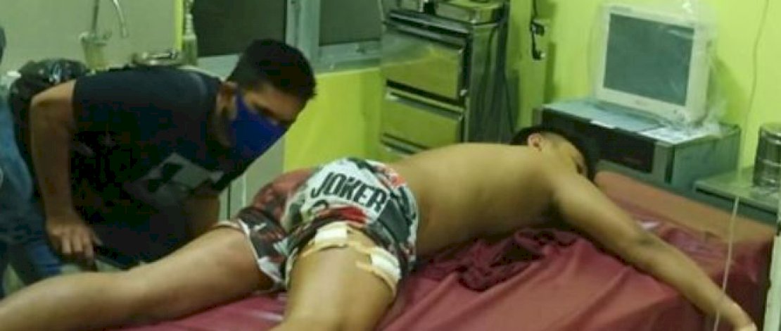 FM saat dibawa ke RS Nene Mallomo setelah dilumpuhkan dengan peluru karena hendak menabrak petugas.