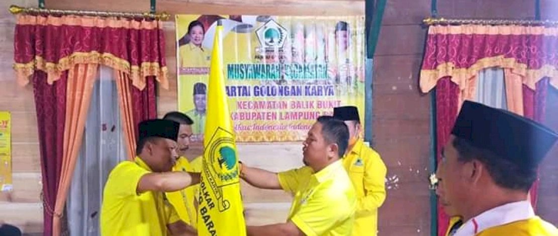 Suasana pengukuhan pimpinan Golkar Balik Bukit, Lampung Barat. Suasana pengukuhan pimpinan Golkar Balik Bukit, Lampung Barat.