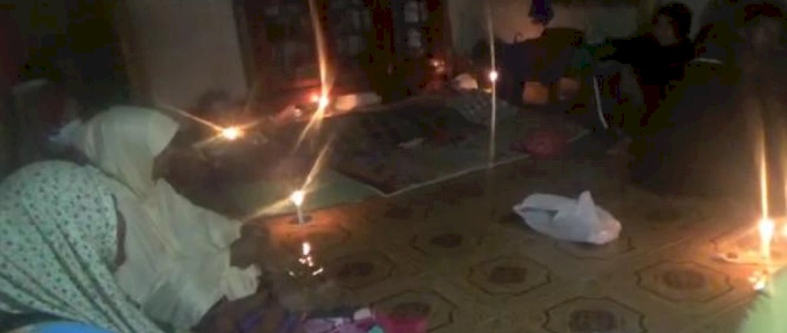 Jenazah Nenek Inna disemayamkan di salah satu rumah warga. (Sumber: tekape)