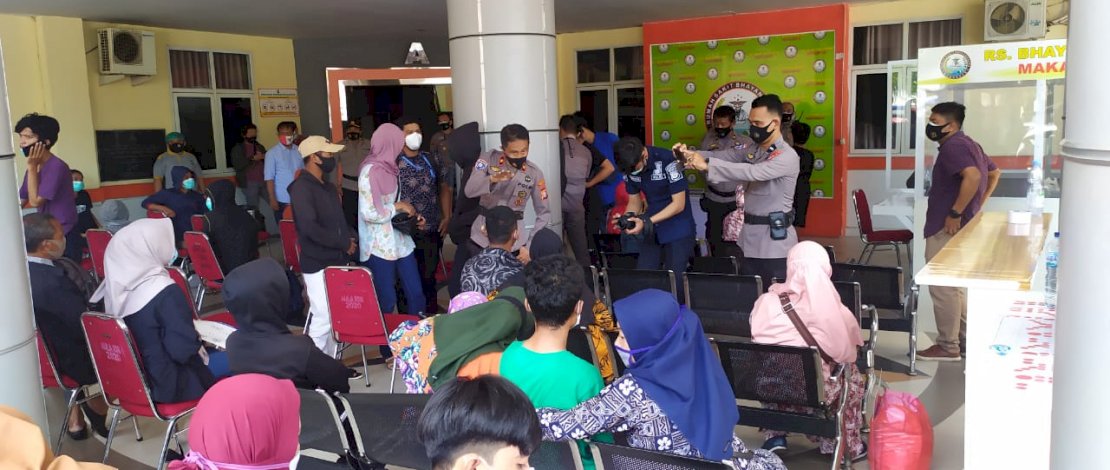 Pengunjuk rasa Omnibus Law dibebaskan petugas usai swab test dan negatif Covid-19.