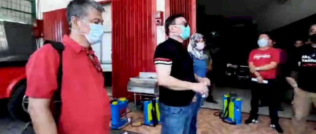 Tim Baguna PDIP Sulsel turun melakukan penyemprotan disinfektan.