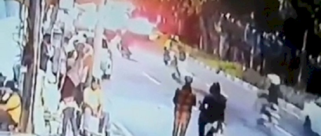 Tangkapan layar CCTV penusukan tim Appi di Palmerah, Jakarta Pusat. 