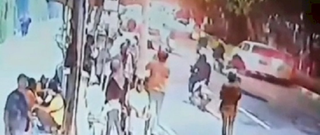 Tangkapan layar CCTV penusukan tim Appi di Palmerah, Jakarta Pusat. 