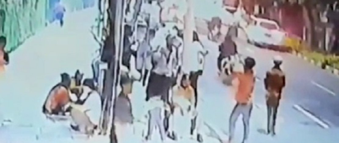 Tangkapan layar CCTV penusukan tim Appi di Palmerah, Jakarta Pusat. 