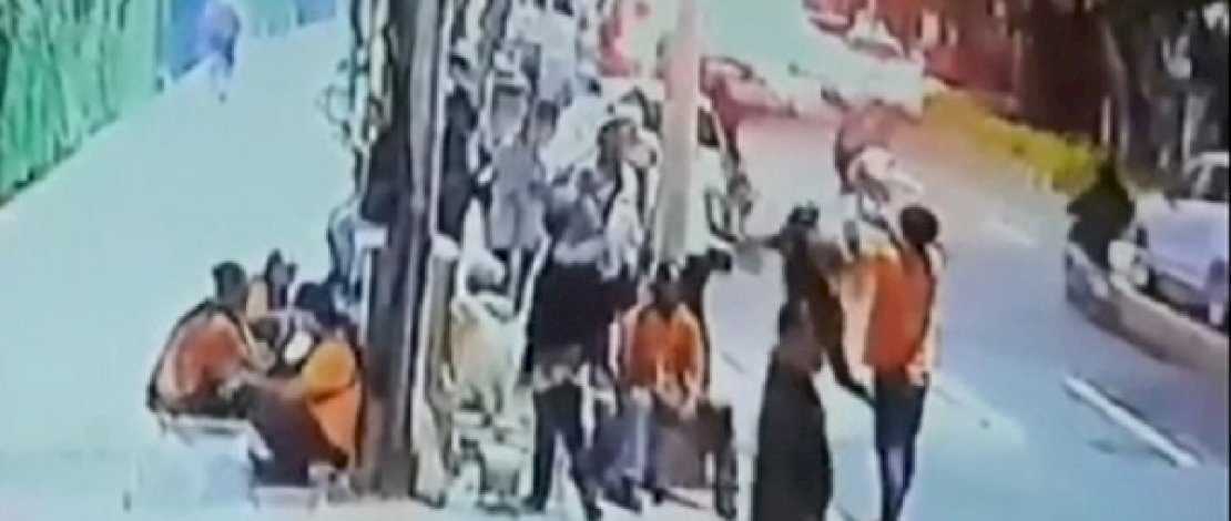 Tangkapan layar CCTV penusukan tim Appi di Palmerah, Jakarta Pusat. 