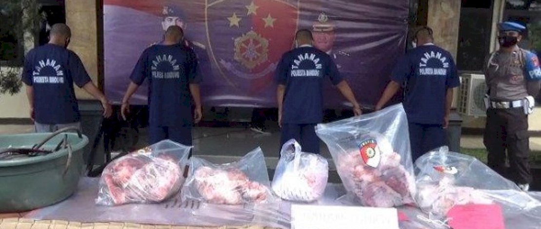 Empat pelaku pengepul dan pengecer daging babi yang menipu konsumen dengan mengatakan jualannya daging sapi.