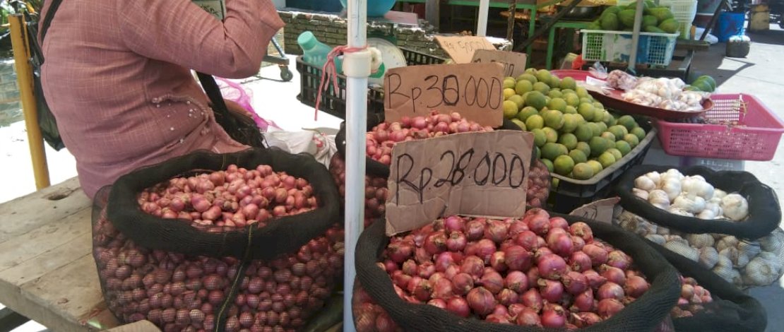 Penjual sembako di Pasar Terong.