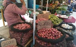 Akibat COVID-19, Harga Sembako di Pasar Terong Melonjak