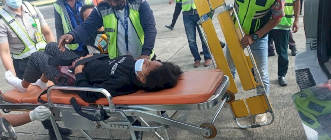 Anastasia Geavani di Bandara Pattimura, Ambon, usai melaahirkan di dalam pesawat rute Jayapura-Makassar.