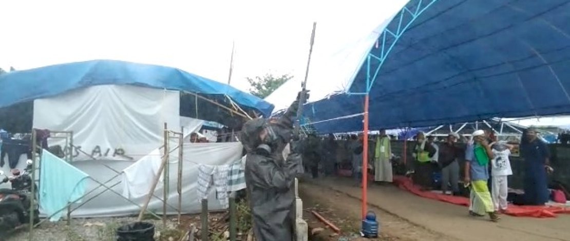 Penyemprotan disinfektan oleh Brimob.