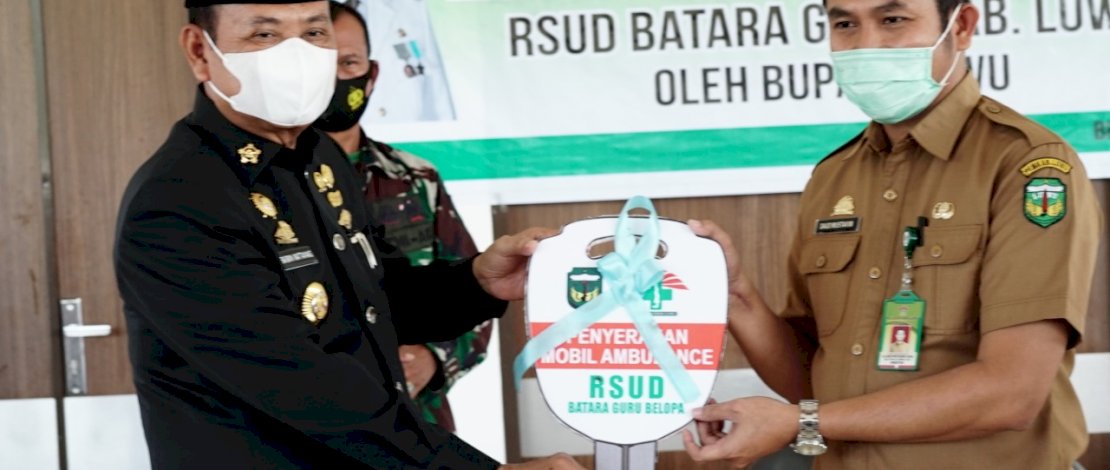 Bupati Luwu, H Basmin Mattayang, menyerahkan secara simbolis ambulans emergency untuk RSUD Belopa.