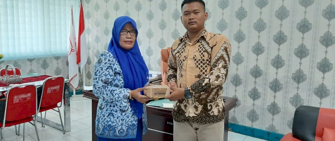 Ketua Dewan Pembina Forum Organisasi Siswa Intra Sekolah (OSIS) Sulsel, Ahmad Wahyu menyerahkan bantuan paket internet gratis, Minggu (29/3/20202).