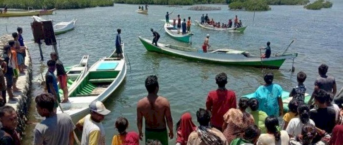Proses evakuasi penumpang perahu tenggelam di Tanakeke, Takalar.