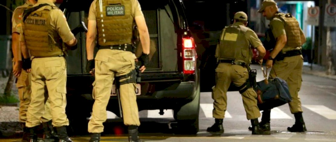 Petugas polisi militer membawa tas berisi uang yang ditinggalkan oleh perampok bank, di Criciuma, negara bagian Santa Catarina, Brasil. Sumber: Associated Press