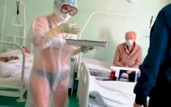 Perawat yang Pakai Bikini Saat Rawat Pasien Alami Stres