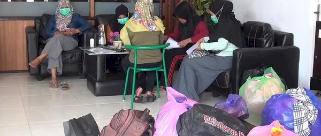 Para perawat Covid-19 bersiap-siap hengkang dari hotel di Mamuju, Sulbar. (Foto: Febriady/detik)