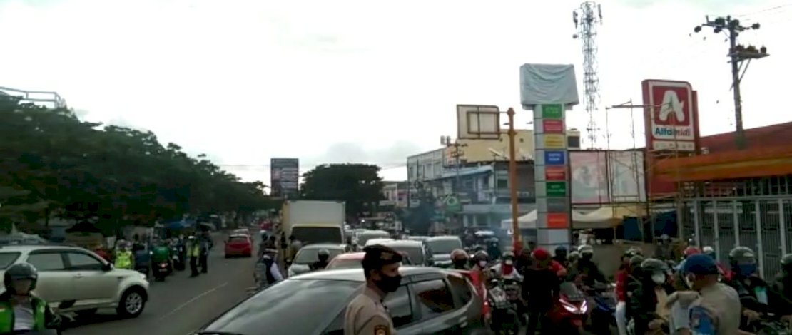 Suasa Perbatasan Makassar-Gowa, Jalan Hertasning Baru, Jumat (8/5/2020). Suasa Perbatasan Makassar-Gowa, Jalan Hertasning Baru, Jumat (8/5/2020).