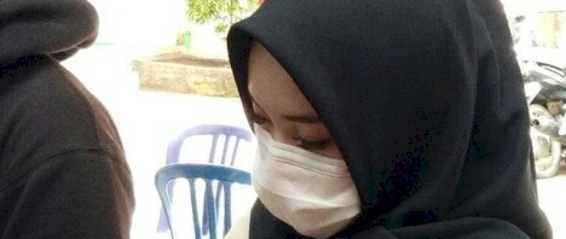 SN saat diamankan di Mapolsek Panakkukang. Foto lainnya, tangkapan layar CCTV memperlihatkan SN membisikkan sesuatu ke telinga pelaku pemerkosa mahasiswi.