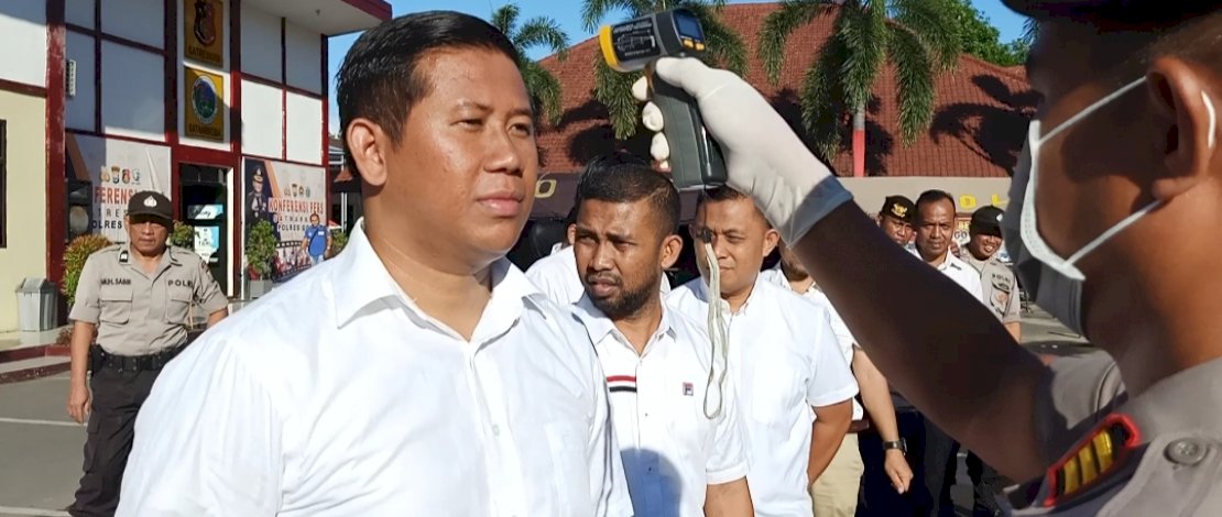 Tim UR Dokkes Wira Bhayangkara Polres Gowa saat melakukan pemeriksaan suhu badan bagi anggota personil Polres Gowa di tengah mewabahnya virus corona di Indonesia. 