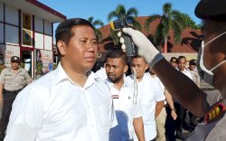 Personil Polres Gowa Diperiksa Suhu Badannya Sebelum Masuk Kantor