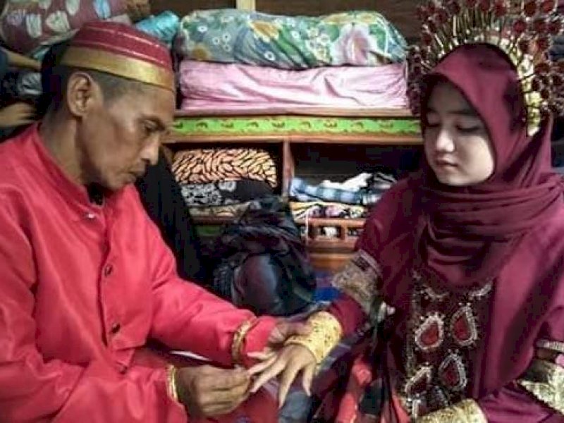 Heboh Gadis Cantik di Sultra Dinikahi Duda 40 Tahun saat Corona 