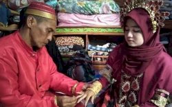 Heboh Gadis Cantik di Sultra Dinikahi Duda 40 Tahun saat Corona 