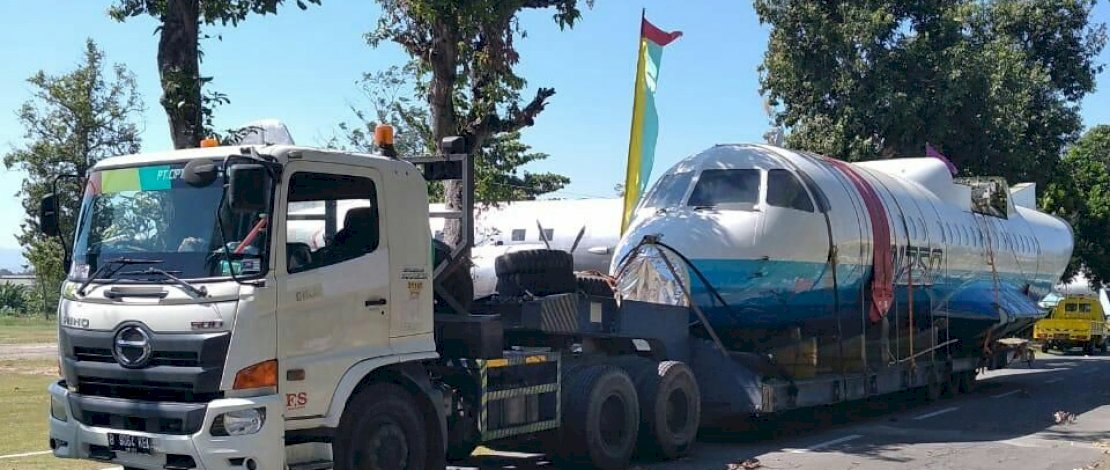 Pesawat N250 Gatotkaca saat diangkut truk trailer dari PT Dirgantara menuju Yogyakarta.