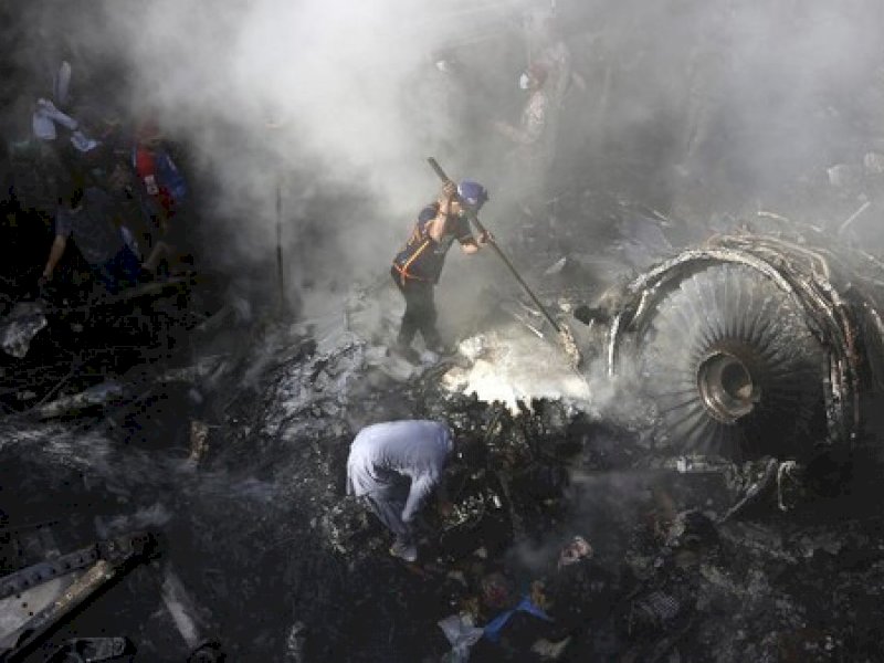 Terungkap! Pesawat Pakistan Jatuh Saat Pilot dan Kopilot Bahas Corona