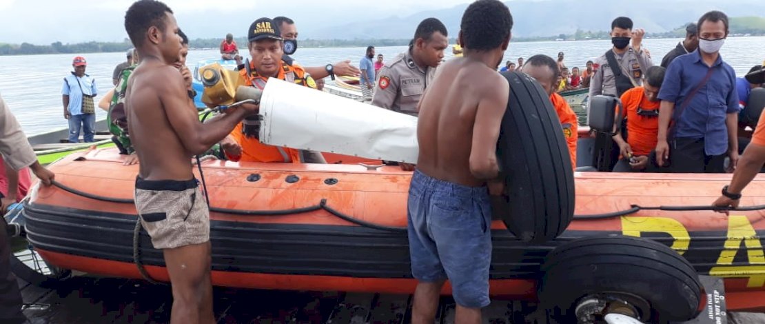 Proses evakuasi bangkai pesawat yang hatch.