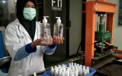 Atasi Kelangkaan, Mahasiswa FTI UMI Ciptakan Hand Sanitizer