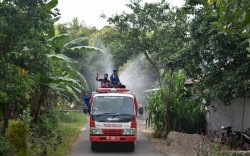 Cegah Corona, Jalan Poros di Takalar Disemprot Disinfektan