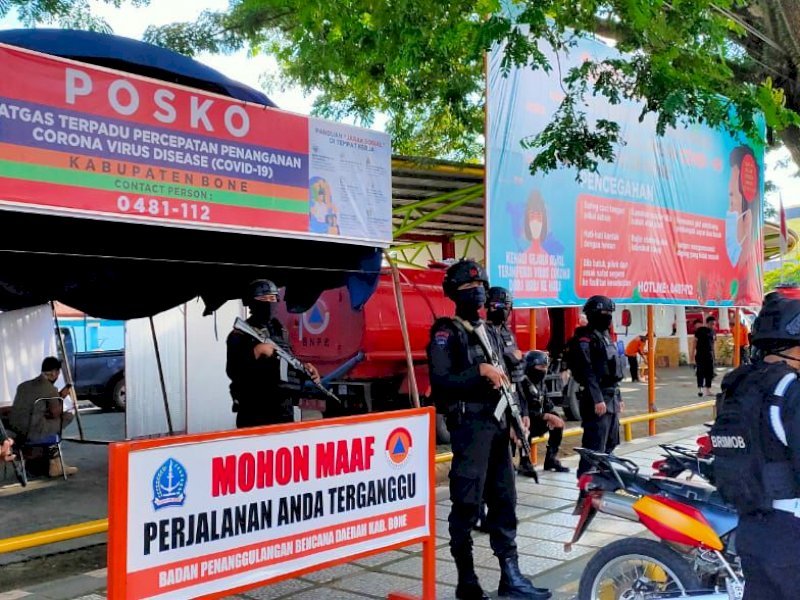 Akhir Pekan, Brimob Patroli Bersama Satpol PP Kabupaten Bone