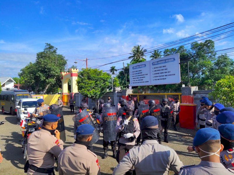 Anggota Brimob di Bone Latihan Kawal Jenazah Korban Corona