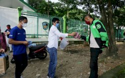 Bareng Komunitas Dokter, Fadli Ananda Bagikan Puluhan Ribu Masker ke Warga