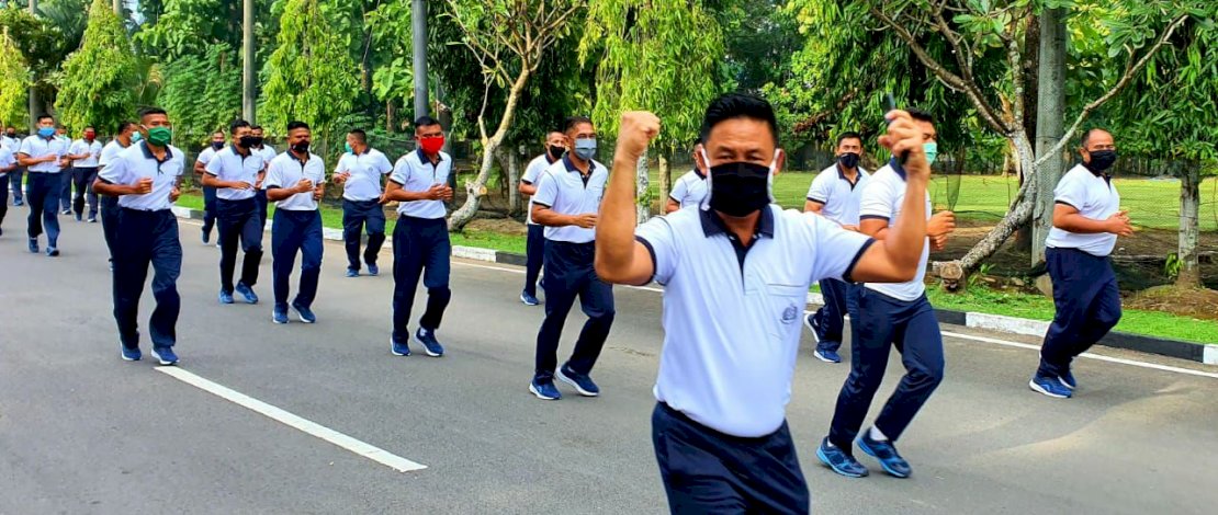 Cegah Corona, Personel Lantamal VI Olahraga Pakai Masker