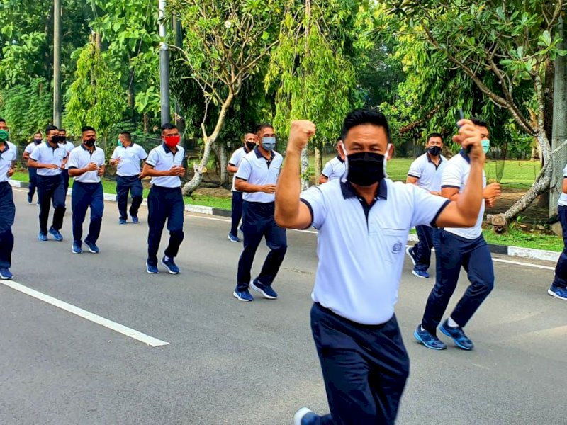 Cegah Corona, Personel Lantamal VI Olahraga Pakai Masker
