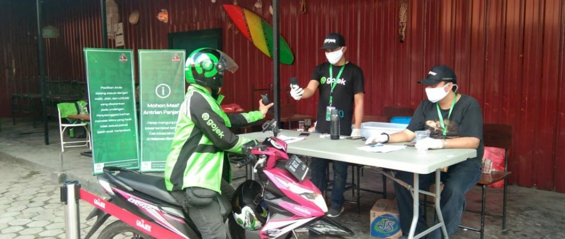 Driver Gojek di Makassar Diberi Masker dan Disemprot Disinfektan Setiap Hari