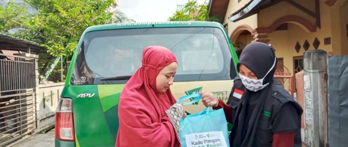 Jurusan Keperawatan UIN Salurkan Kado Pangan ke Mahasiswa Rantau