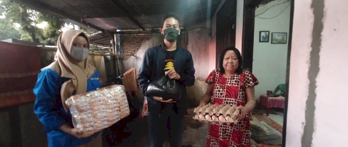 Pemuda Batara Bagikan Sembako dan Masker ke Warga 