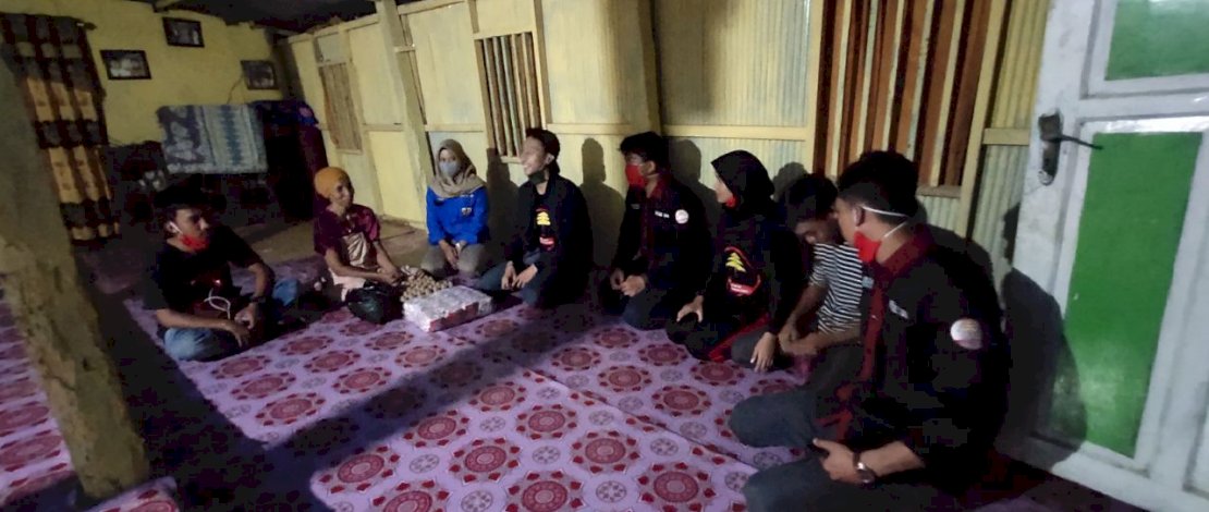 Pemuda Batara Bagikan Sembako dan Masker ke Warga 